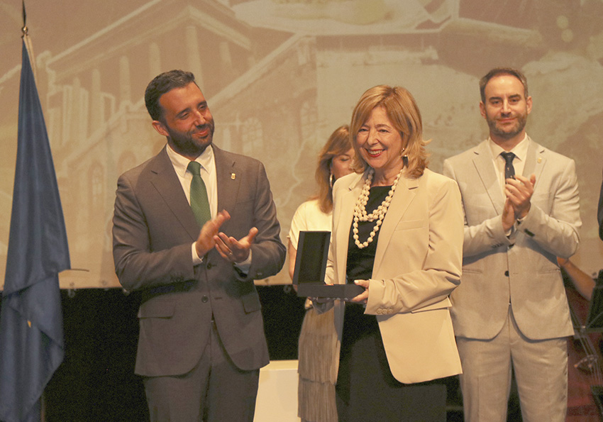 Ana Camarasa juntament amb l'alcalde de Sagunt, Darío Moreno, durant l'acte d'entrega del premi. Foto: Ajuntament de Sagunt